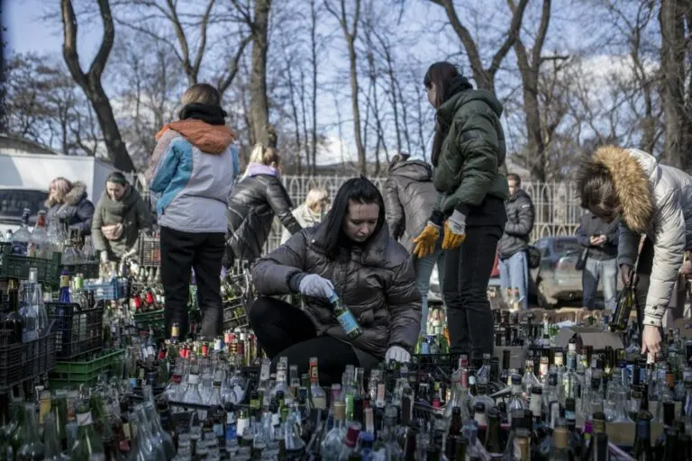 网传乌克兰平民自制燃烧瓶