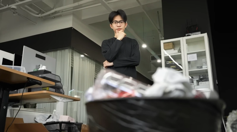 何同学望着垃圾桶