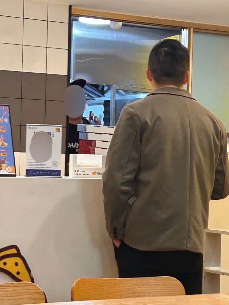父亲到披萨店取餐