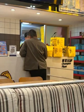 父亲到披萨店取餐