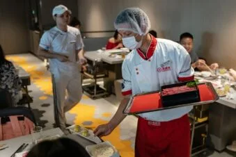 海底捞员工正在上餐